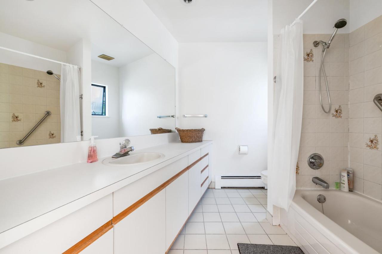 Sunny 1-Bedroom Private Rooms In Charming Vancouver Exterior foto