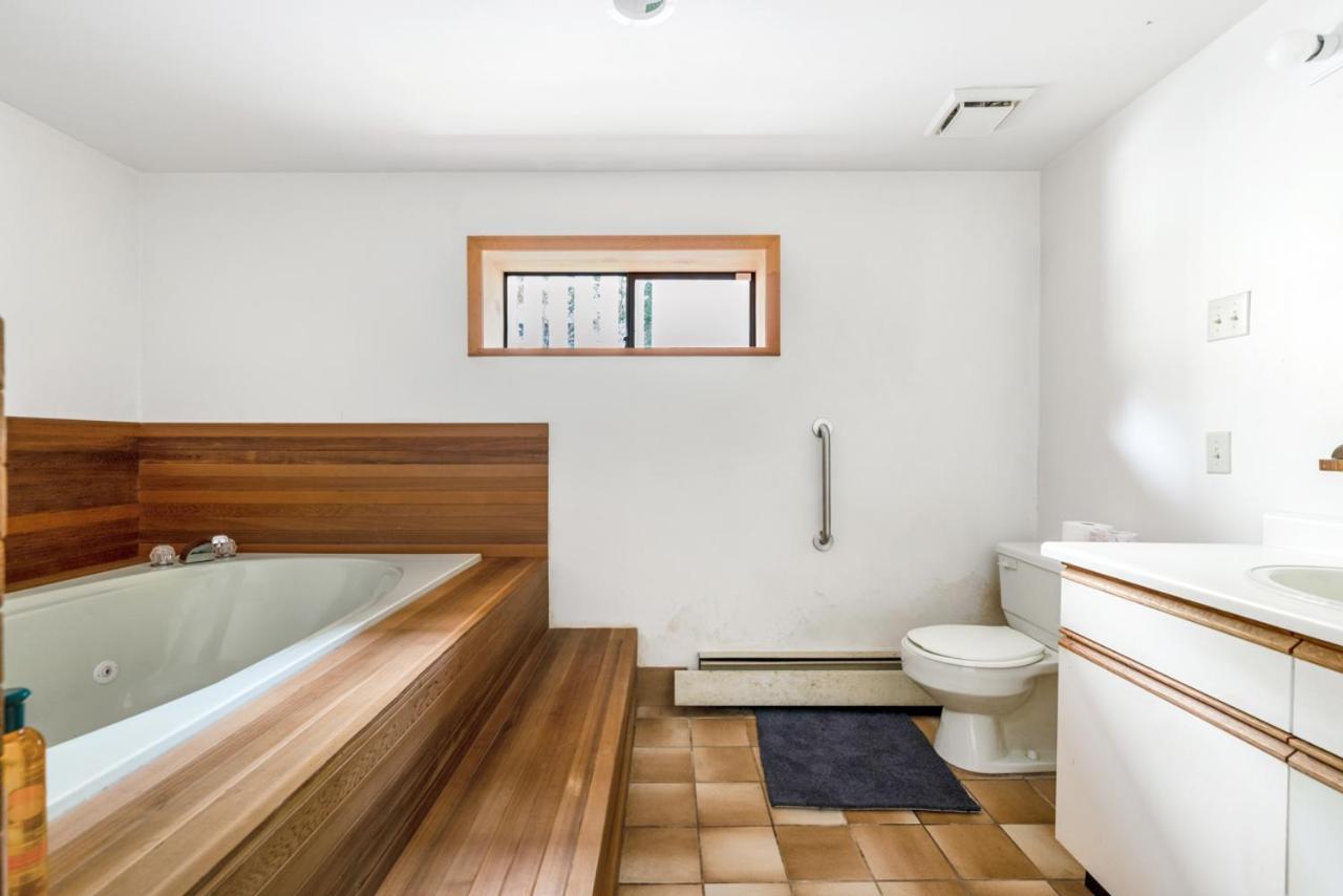 Sunny 1-Bedroom Private Rooms In Charming Vancouver Exterior foto
